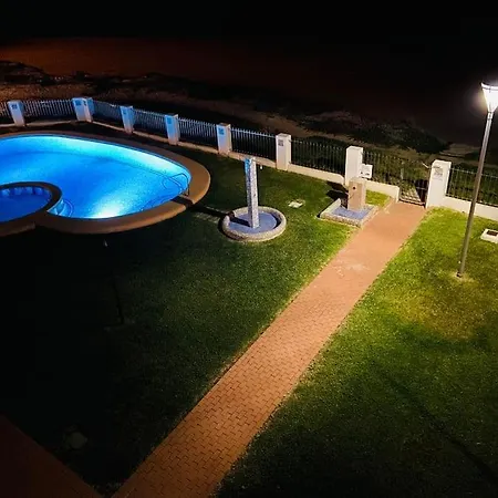 En Primera Linea De Playa Con Piscina Y Garaje Gratuito