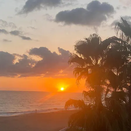 En Primera Linea De Playa Con Piscina Y Garaje Gratuito Dénia