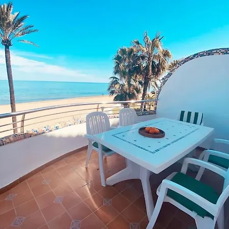 En Primera Linea De Playa Con Piscina Y Garaje Gratuito Апартаменти