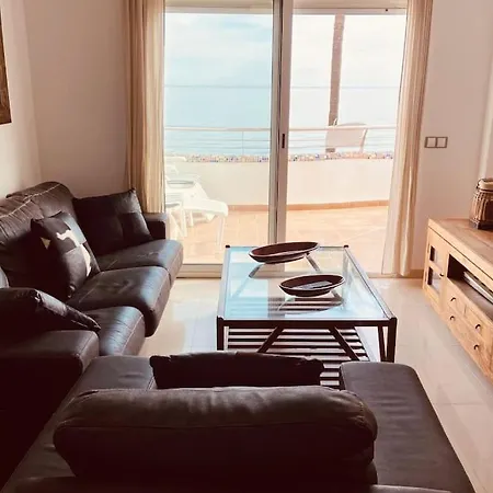 En Primera Linea De Playa Con Piscina Y Garaje Gratuito Апартаменти *