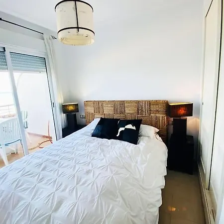 En Primera Linea De Playa Con Piscina Y Garaje Gratuito