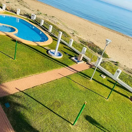 En Primera Linea De Playa Con Piscina Y Garaje Gratuito Апартаменти