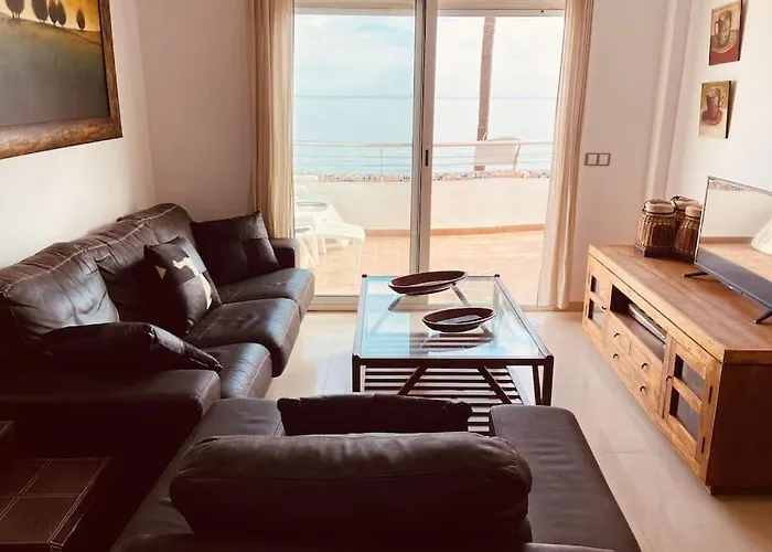 En Primera Linea De Playa Con Piscina Y Garaje Gratuito Апартаменти *