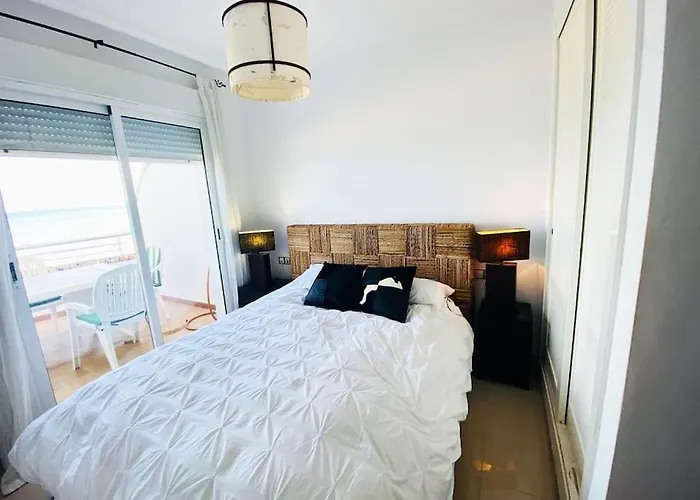 En Primera Linea De Playa Con Piscina Y Garaje Gratuito