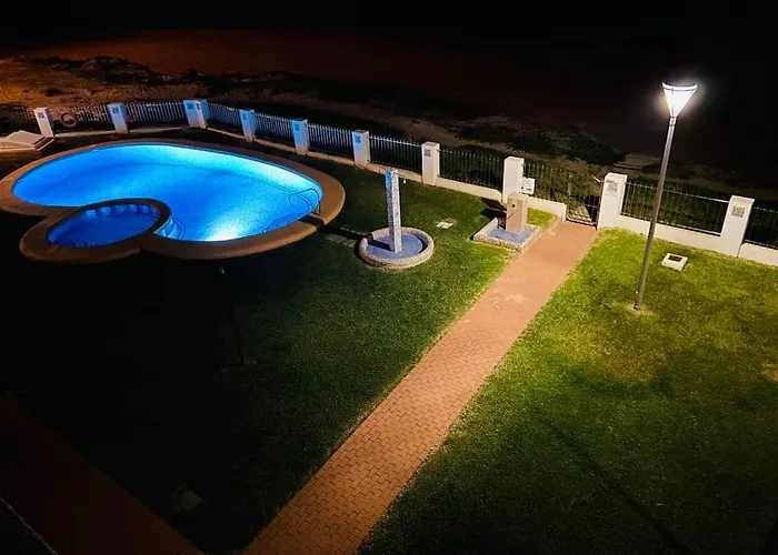 En Primera Linea De Playa Con Piscina Y Garaje Gratuito