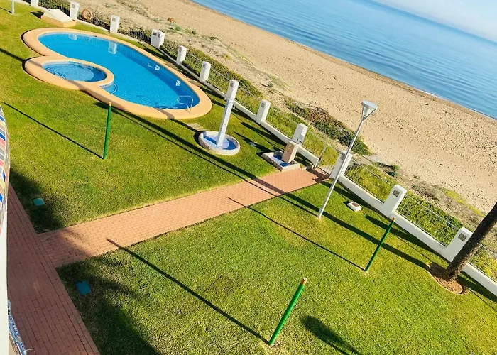 En Primera Linea De Playa Con Piscina Y Garaje Gratuito Апартаменти