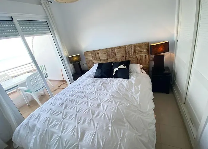 En Primera Linea De Playa Con Piscina Y Garaje Gratuito Apartment Denia