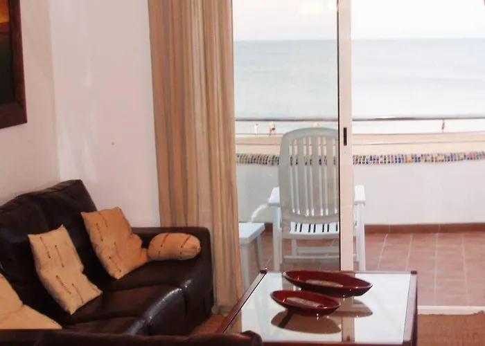 En Primera Linea De Playa Con Piscina Y Garaje Gratuito